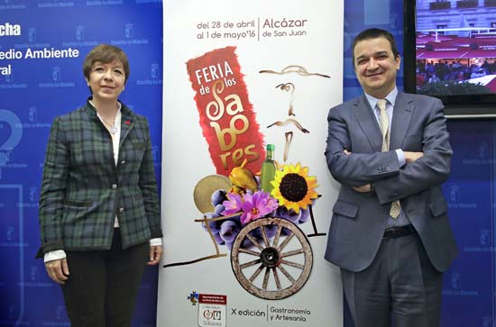 Toledo, 18-04-2016.- El consejero de Agricultura, Medio Ambiente y Desarrollo Rural, Francisco Martínez Arroyo y la alcaldesa de Alcázar de San Juan (Ciudad Real), Rosa Melchor, durante la presentación en Toledo de la Feria de los Sabores de Alcázar de San Juan que se celebrará del 28 de abril al 1 de mayo en esta capital manchega. (Foto: Álvaro Ruiz // JCCM)