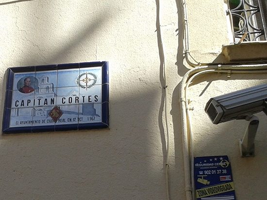 2. Placa que todavía se puede ver a la entrada del cuartel de la Guardia Civil de Ciudad Real