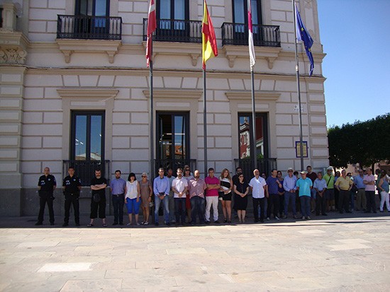 Foto-minuto-silencio-en-la-plaza