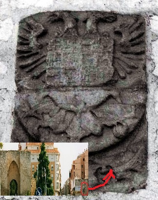 Escudo de Carlos V ubicado en la Ronda del Carmen cerca de la Puerta de Toledo y detalle