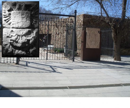 Escudo de Carlos V en su ubicación actual (Museo del Quijote) y detalle