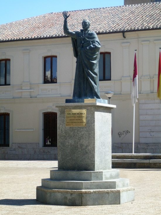 Estatua de San Juan de Ávila en la Plazuela de los Mercedarios