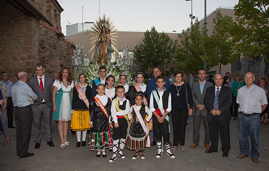 fiestas-virgen-autoridades-damas-y-misters-junto-a-virgen