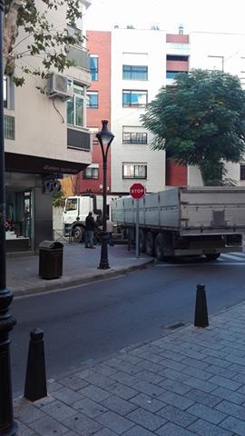 camion-atascado-calle-toledo-calatrava-1