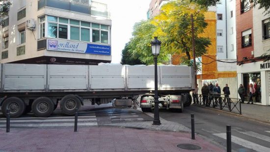 camion-atascado-calle-toledo-calatrava-2