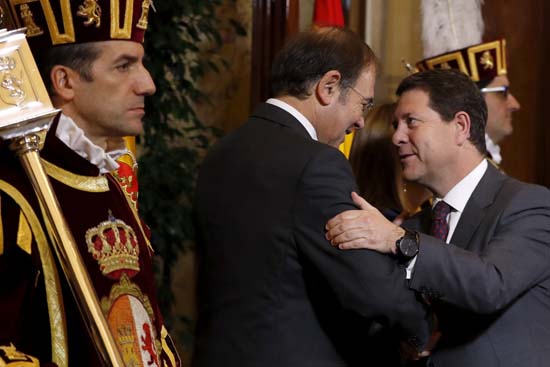 GRA099. MADRID, 06/11/2016.- El presidente de Castilla-La Mancha, Emiliano García-Page (d), saluda al presidente del Senado, Pío García Escudero, durante el acto celebrado hoy en el Congreso con motivo del 38 aniversario de la Constitución. EFE/Chema Moya