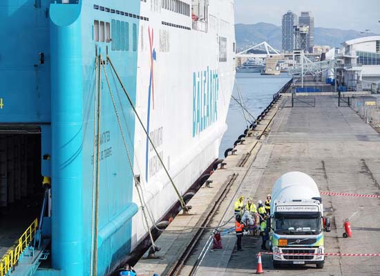 Digital. Barcelona 29/1/17 - Flota de la compañia naviera Balearia .  Primer bunkerimg , carga de gas desde camión cisterna , en el buque Abel Matutes atracado en el puerto de Barcelona - (c) Vicens Gimenez