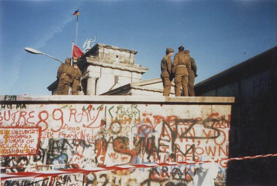 800px-Berlin-wall