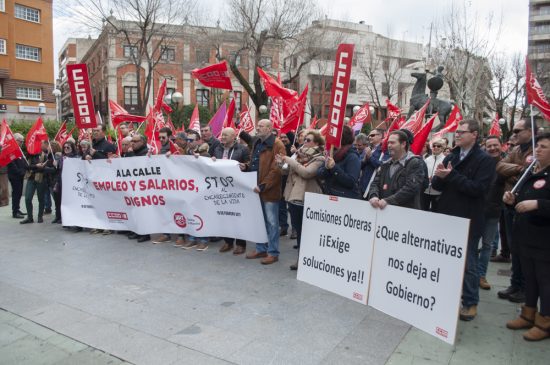 concentración CCOO y UGT empleo y salarios dignos 1