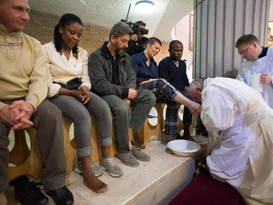 El papa lava los pies de 12 presos. Fuente_ Revista Ecclesia (3.4.2015)