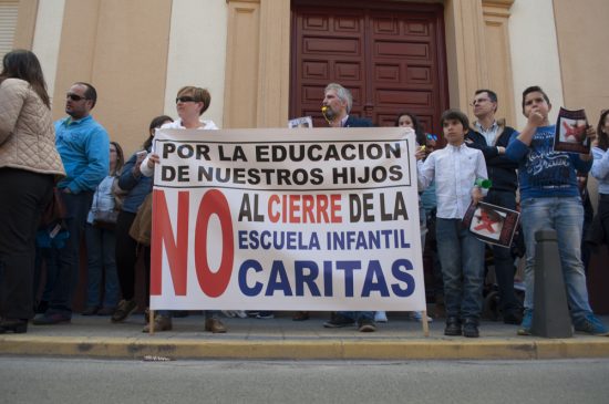 concentración contra el cierre de la escuela infantil de Cáritas 9