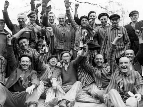 Presos polacos celebran su liberación en Dachau por el ejército estadounidense (1945). Fuente: Historygram