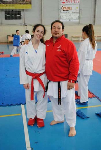Patricia, con su entrenador y responsable de las escuelas deportivas de kárate, Vicente Molina Ayllón.