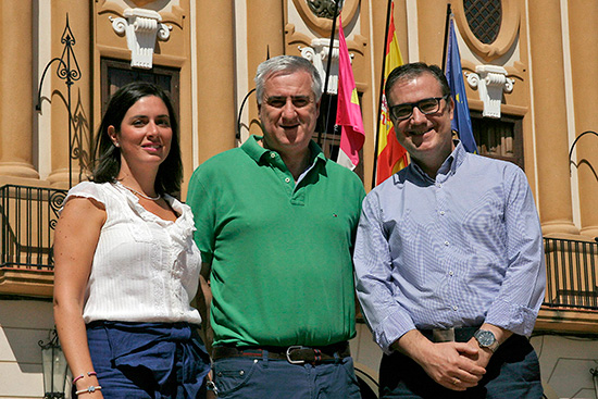 De-izquierda-a-derecha,-Virginia-López,-José-Lozano-y-el-flamante-pregonero-Miguel-Ángel-Solís
