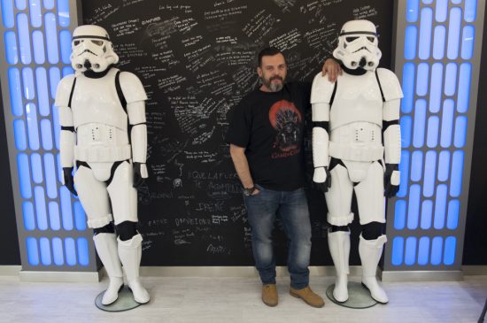 David Sanz junto a los stormtroopers que vigilan la entrada