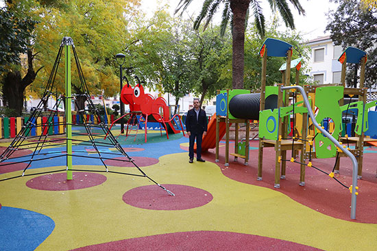 Torres,-en-el-interior-del-flamante-parque-infantil-del-Jardín