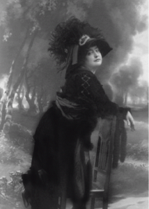  Carmen de Burgos Seguí (Fotógrafía Alfonso, hacia 1915)