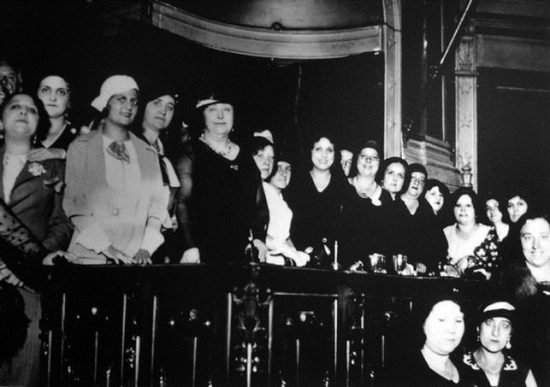Carmen de Burgos y miembros de la Liga Internacional de Mujeres, en un acto contra la pena de muerte en el Ateneo de Madrid (1931)