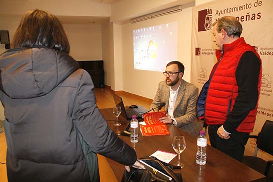 Daniel Marín firmando ejemplares de su libro