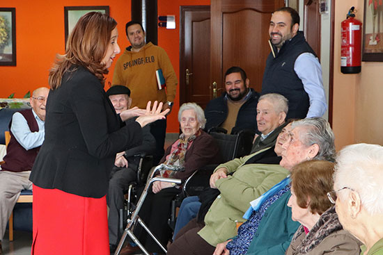 La-alcaldesa-Jacinta-Monroy,-en-una-visita-al-Centro-de-Mayores-junto-a-los-tenientes-de-alcalde-Gijón-y-Ruiz