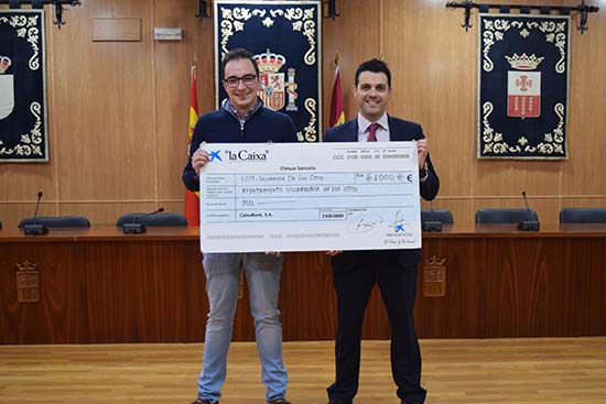 Villarrubia entrega cheque de La Caixa