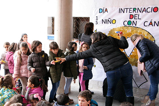 Un-momento-de-la-pegada-de-los-corazones-en-el-gran-lazo-dorado