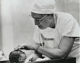 Virginia Apgar explorando a un recién nacido. Fuente: Mujeresconciencia.com 