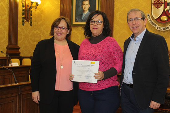 Olmedo-entrega-diplomas-Valdepeñas