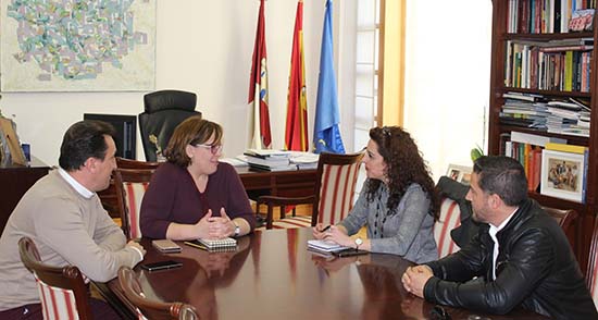 Carmen Olmedo con alcaldesa de Villanueva de la Fuente