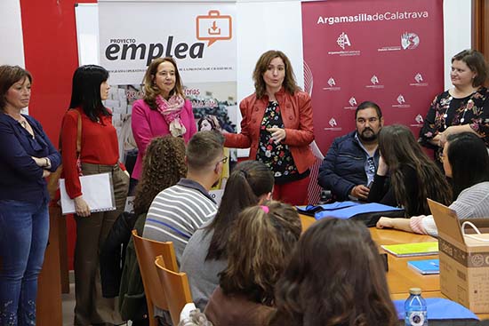 Lidia Molina, en el centro junto a la alcaldesa, dirigiéndose a las personas que cursan el certificado de profesionalidad