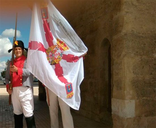 Bandera y soldado del Regimiento de Milicias Provinciales de Ciudad Real, recreada en 2017. Su uniforme consistía en una Guerrera azul y unos pantalones blancos, con sombrero bicornio negro