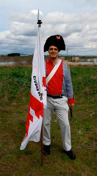 Capitán de la Milicia de Ciudad Real con uniforme del Reglamento de 1809 recreado por el historiador Antonio José Martín de Consuegra Gómez.