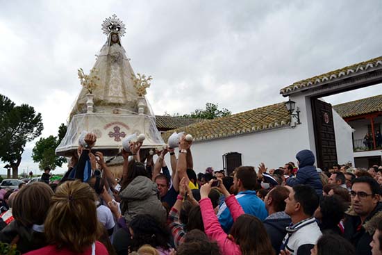 Carrion 3introducen Virgen de vuelta en ermita