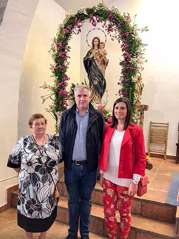 José Lozano, su representante pedánea de San Benito y la concejala de Cultura, ante la Virgen del Rosario