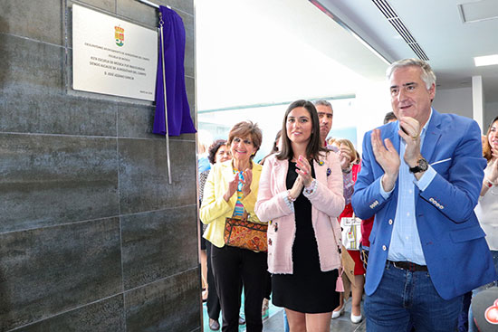 La-concejala-de-Cultura-y-el-alcalde,-tras-descubrir-éste-la-placa-conmemorativa