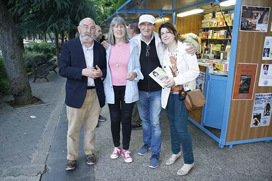 González Ortiz junto a la familia de alfareros