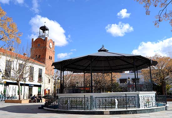 Villarrubia Plaza con Torre del reloj reciente