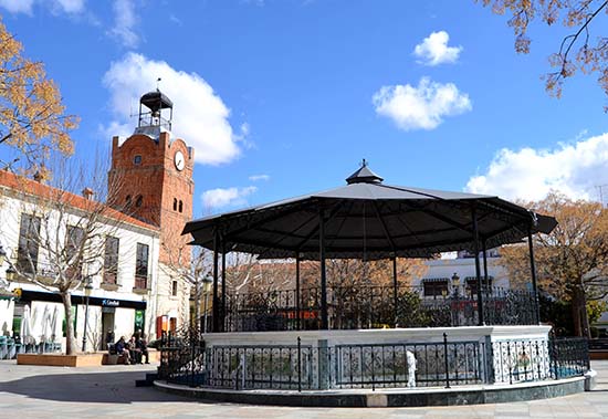 Villarrubia Plaza con Torre del reloj reciente