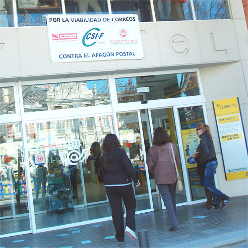 Un grupo de delegados sindicales de Correos de Ciudad Real se encierran en el despacho del jefe de Cartería