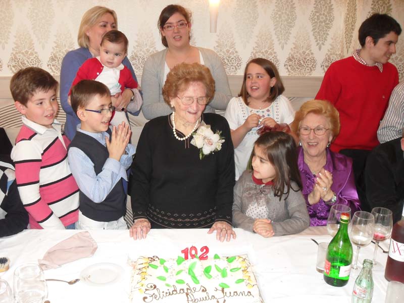 Juana Olmo, apagando las velas