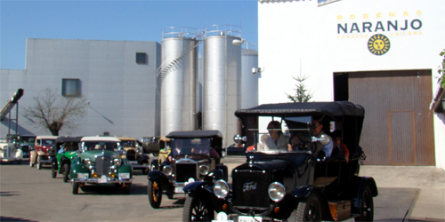 El XVI Rallye Turístico de Coches Antiguos revivió  “aquellos maravillosos años” en Bodegas Naranjo