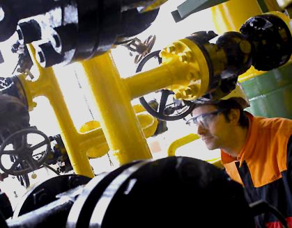 Operario en las instalaciones de Repsol Química