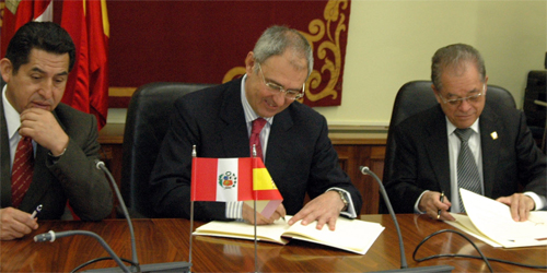 Titulados universitarios de Perú completarán su formación de postgrado en la UCLM 