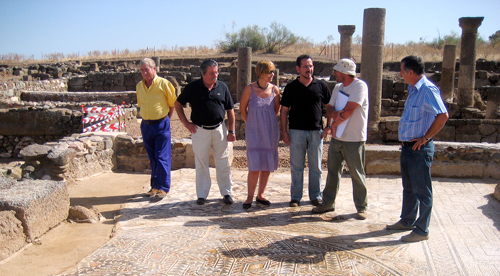 Los delegados provinciales de empleo y de cultura visitan junto al alcalde el yacimiento de sisapo para conocer los trabajos de este año