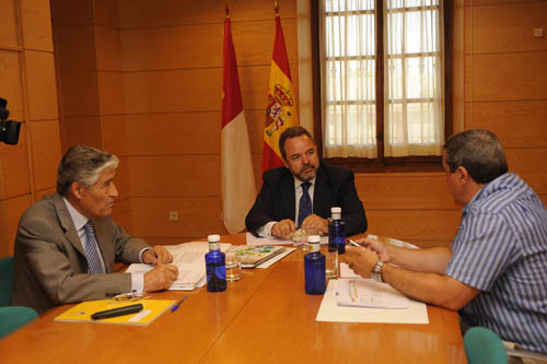 Un momento de la reunión de Jesús Labrador con representantes de CERMI