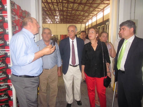 Soriano en la visita a la cooperativa tomellosera