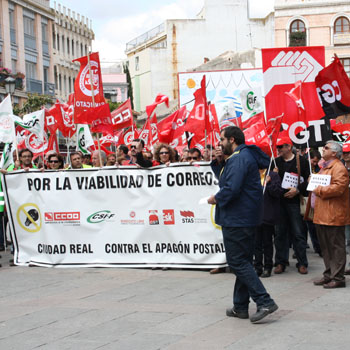 Los trabajadores de Correos protestan por la privatización de la ...