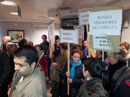 Los afectados protestan en el interior de las oficinas