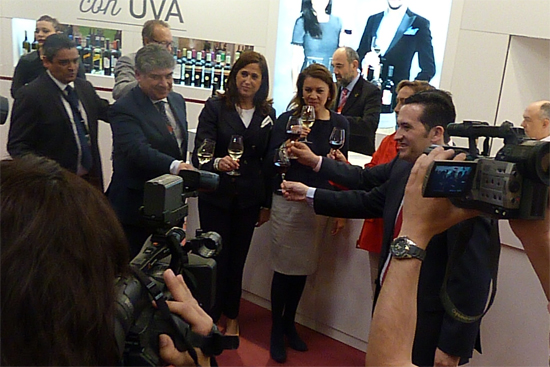 Entente cordial entre Cospedal y Nemesio de Lara: La presidenta visita FENAVIN, felicita a la organización y le ofrece formar parte de la Cumbre del Vino