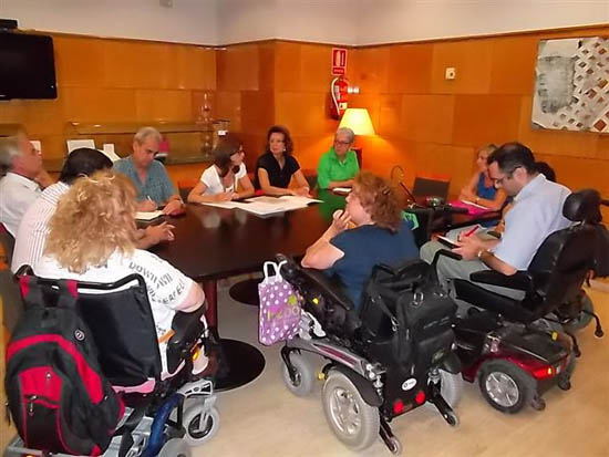 Reunión de representantes del patronato con miembros del PSOE local (archivo)